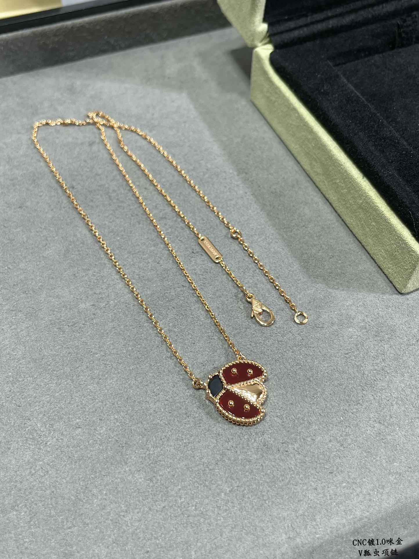 V*N CL*F & arpels ladybug necklace