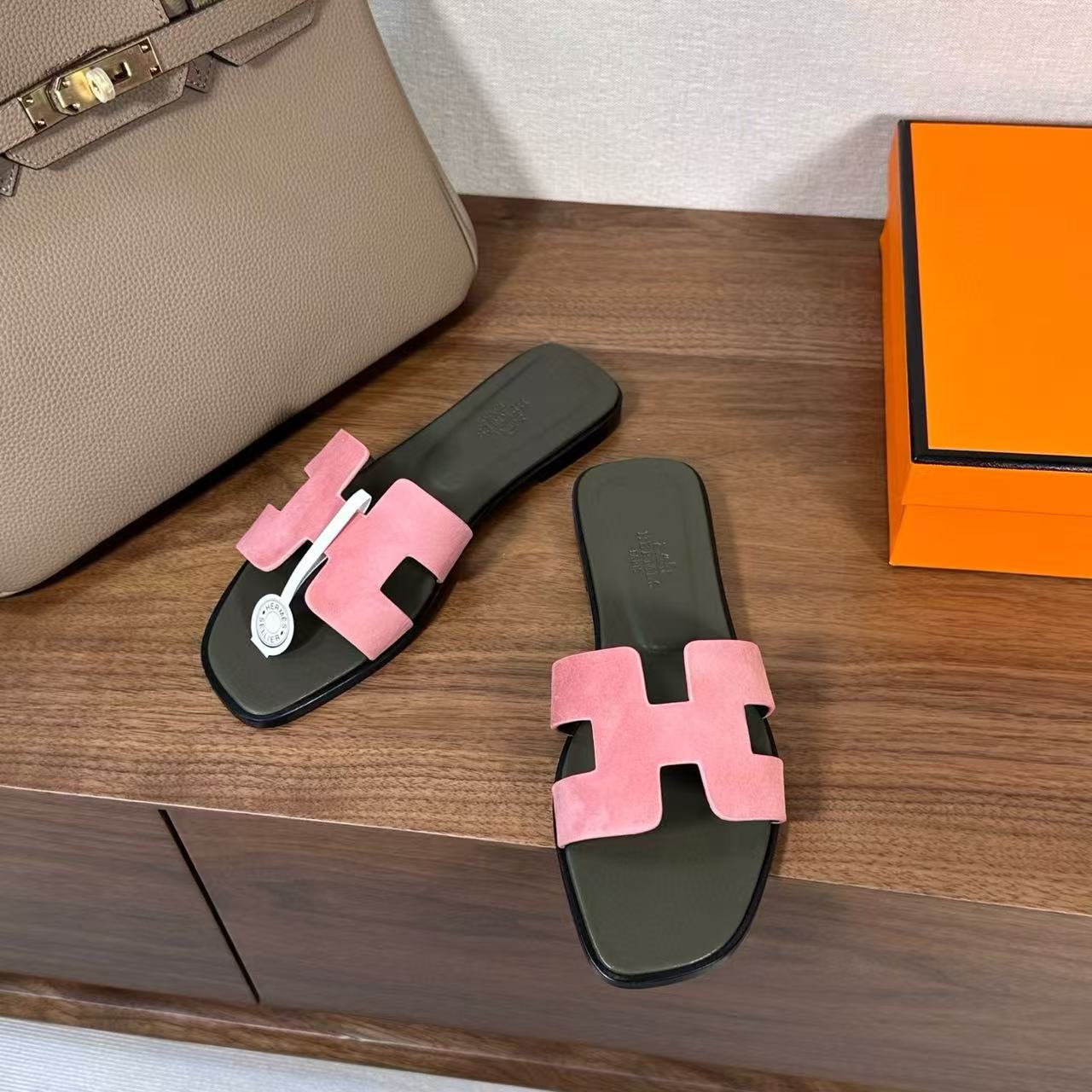 UA Hermès Oran sandal