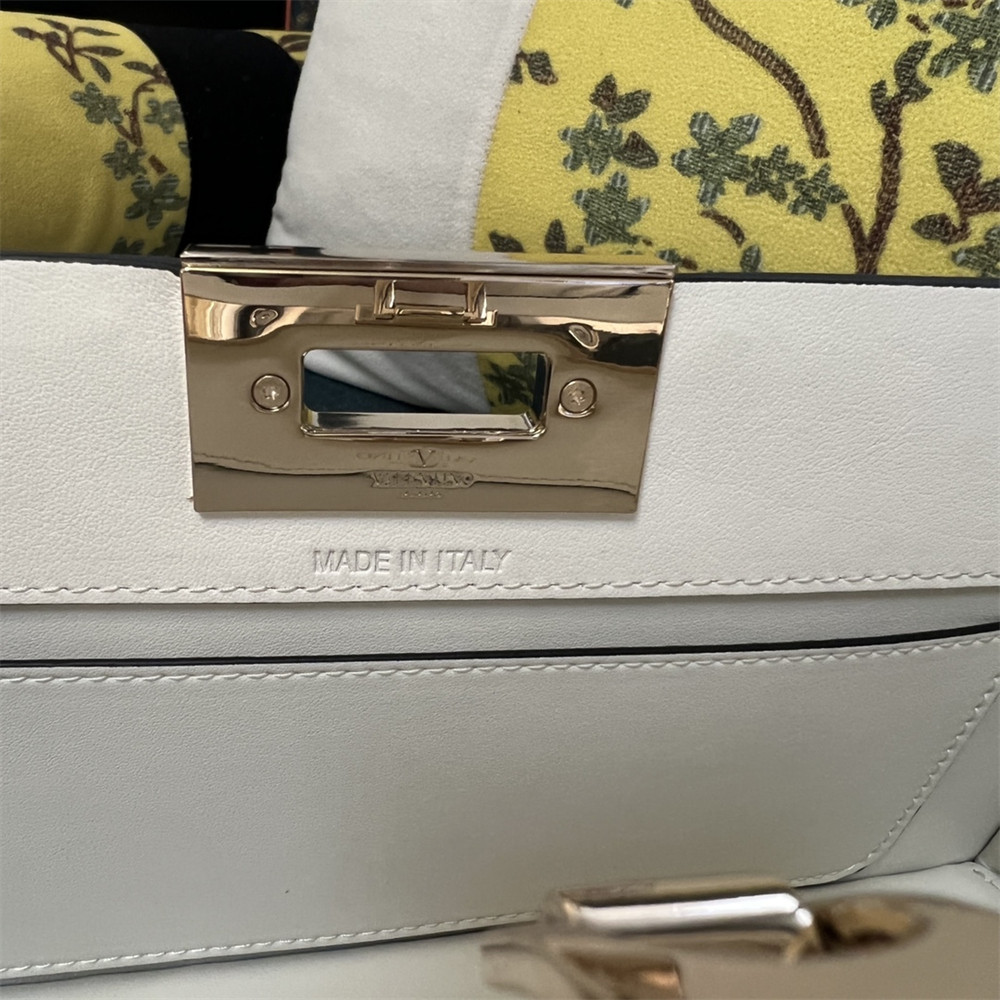 VALENTINO GARAVANI ROCKSTUD23 smooth calfskin handbag white