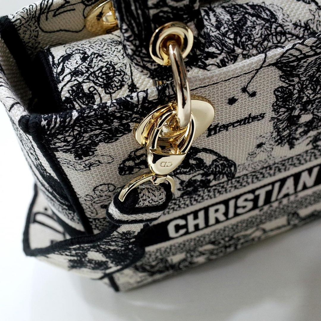 medium D*or lady d-lite bag 24 x 20 x 11 cm