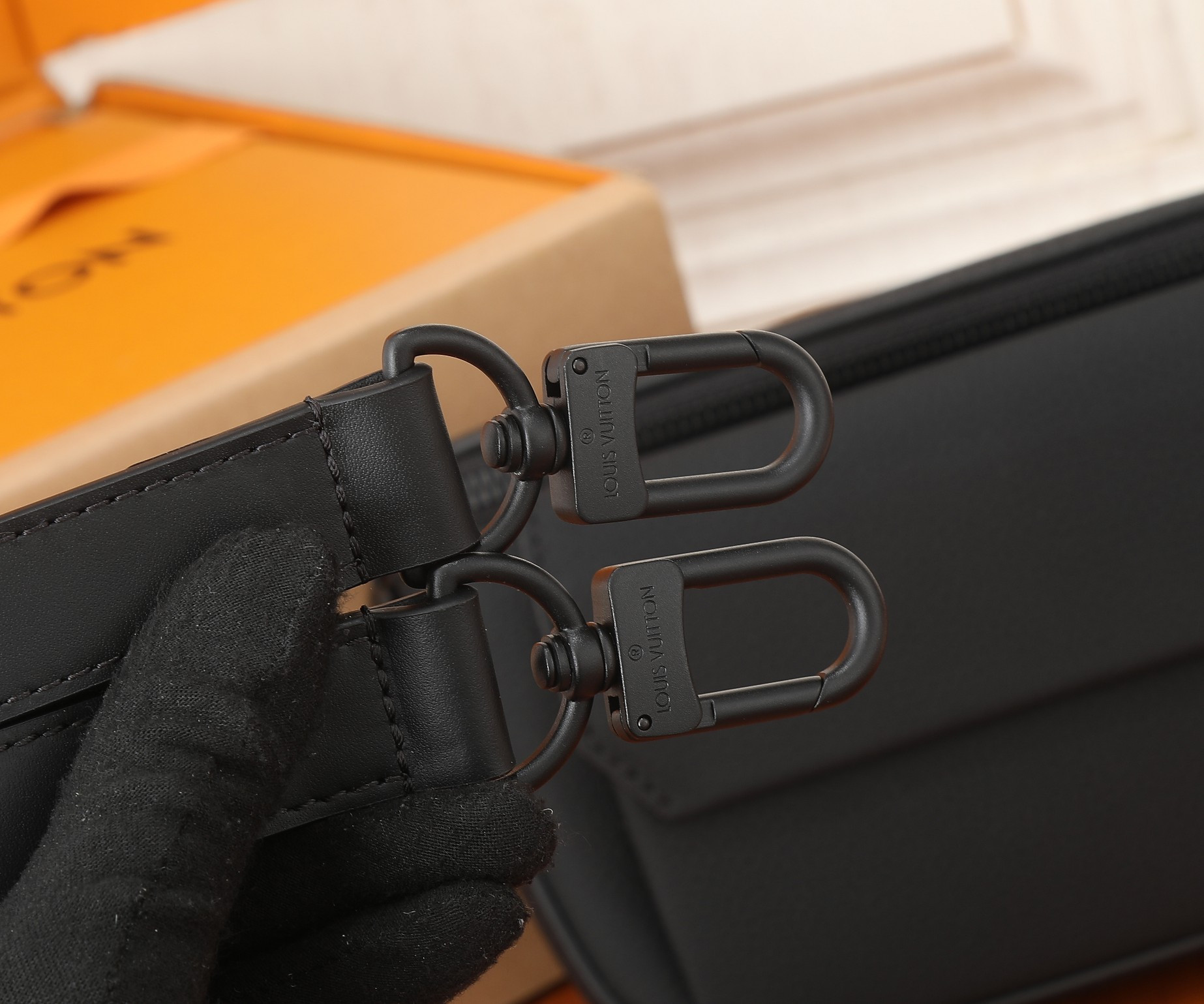 LV Pilot Wearable Wallet M83563 7.9 x 4.7 x 2.2 in