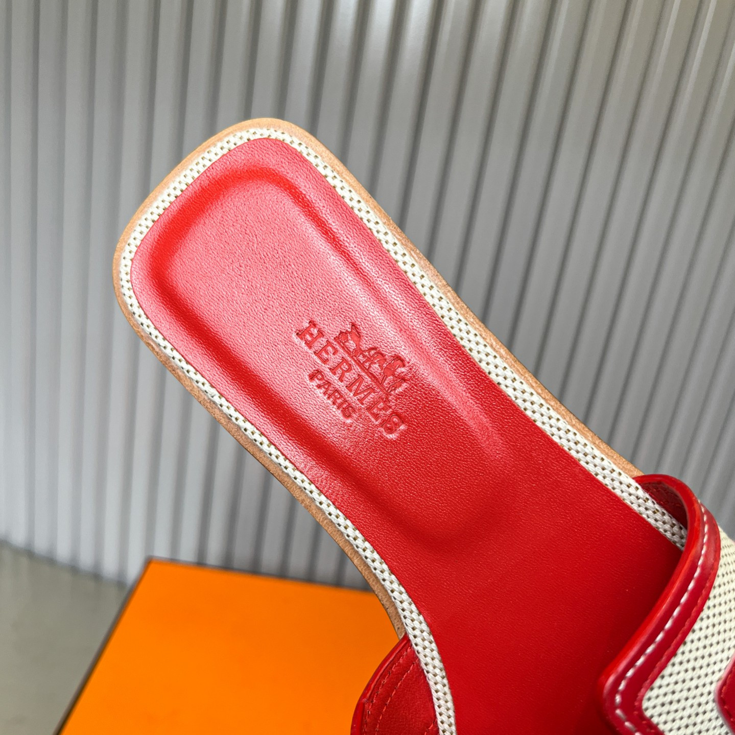 UA Hermès Oran sandal