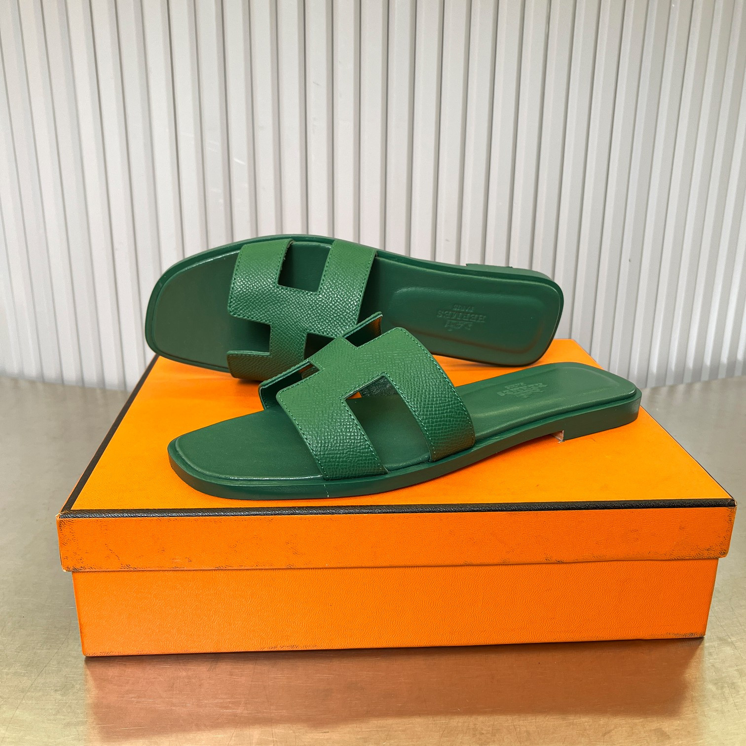 UA Hermès Oran sandal
