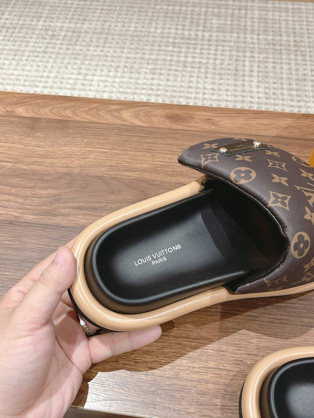 UA LV Pool Pillow Flat Comfort Mule