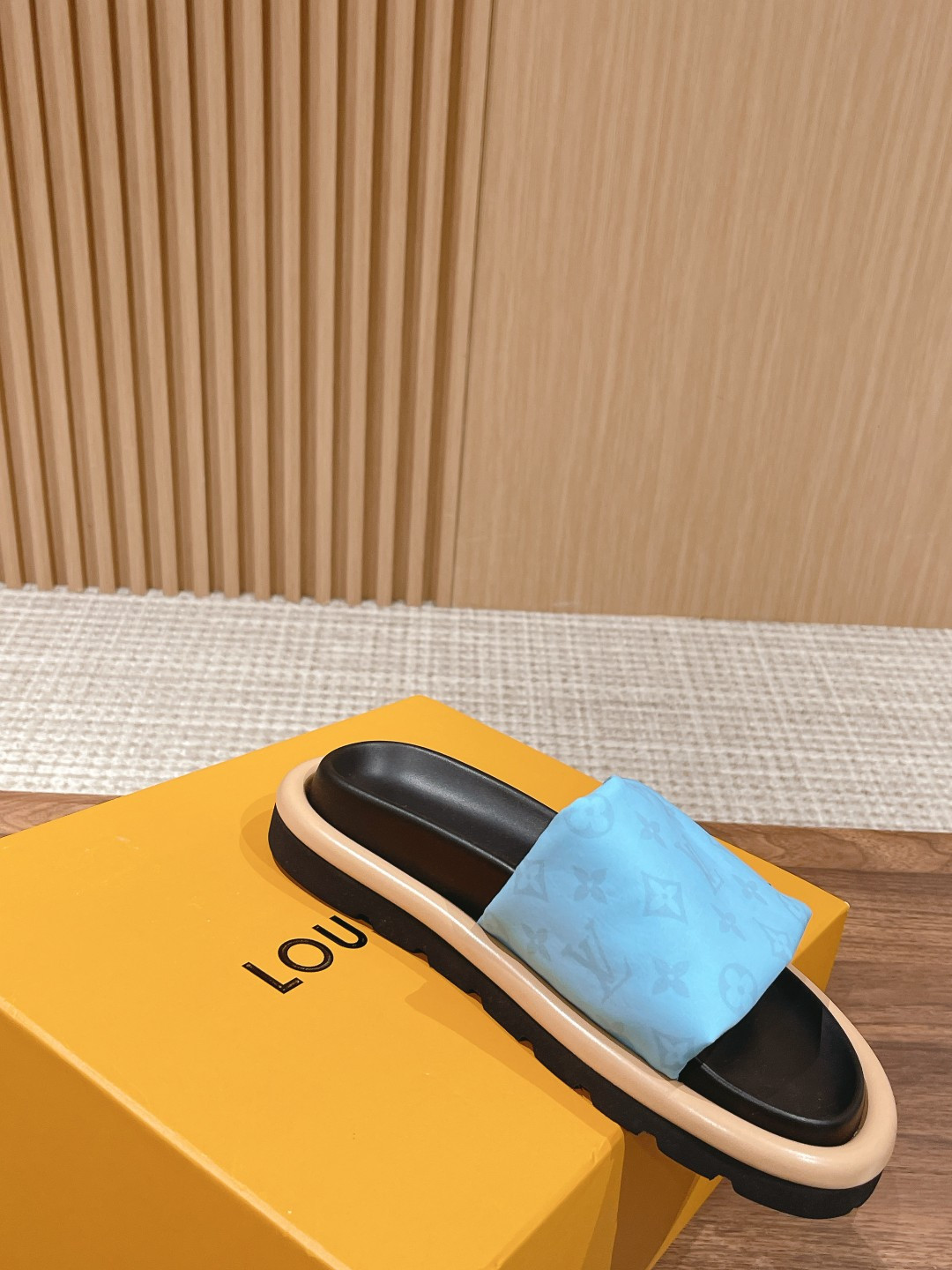 UA LV Pool Pillow Flat Comfort Mule