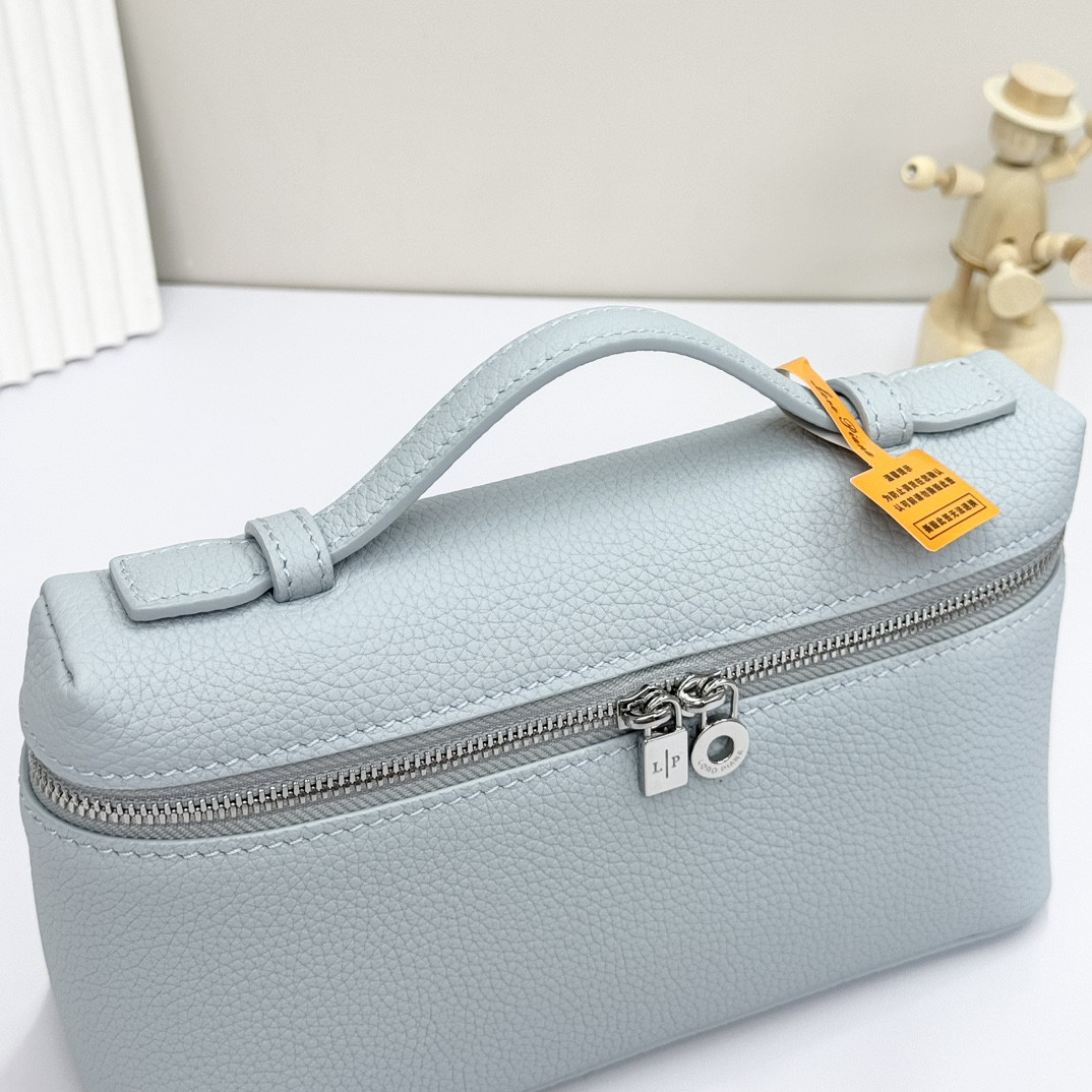 L**o p*ana extra pocket l19 grained calfskin 11 x 19 x 6.5 cm