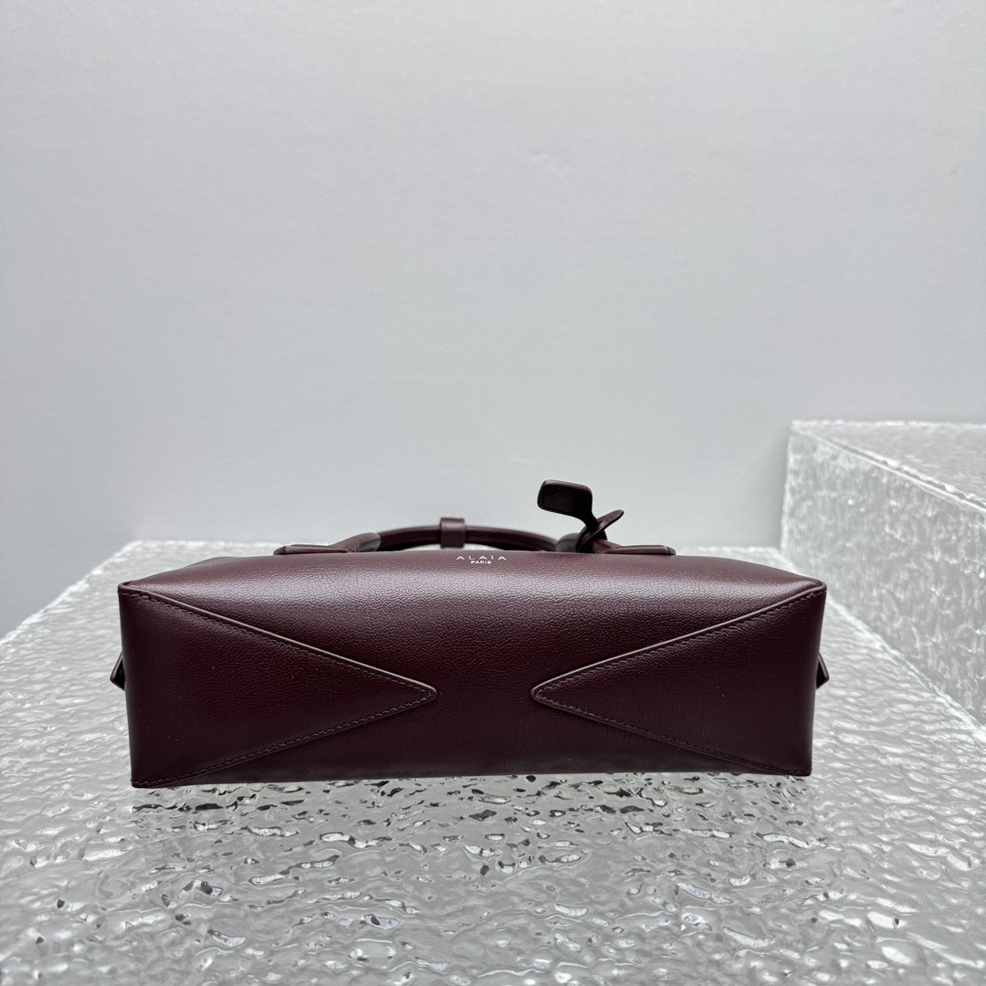 ALAÏA LE TECKEL SMALL BAG IN LEATHER 27x9x8cm