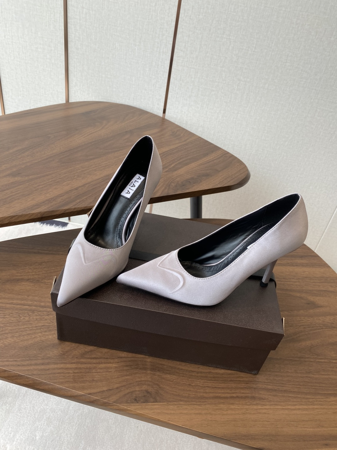 UA Alaia Pointy-Toe Pumps 9cm Heel(Customized Size 7-10 days production time)