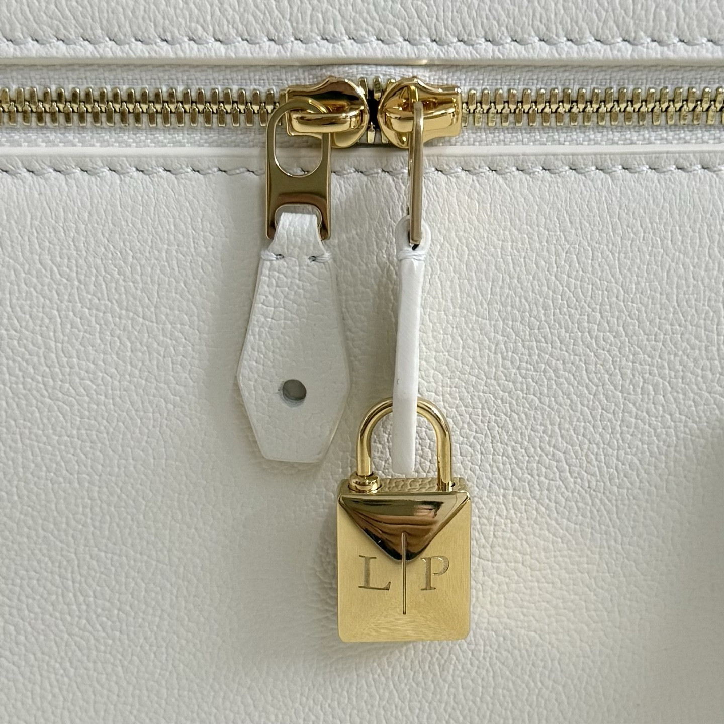 L**o p*ana extra pocket l27 calfskin 16x27x10cm