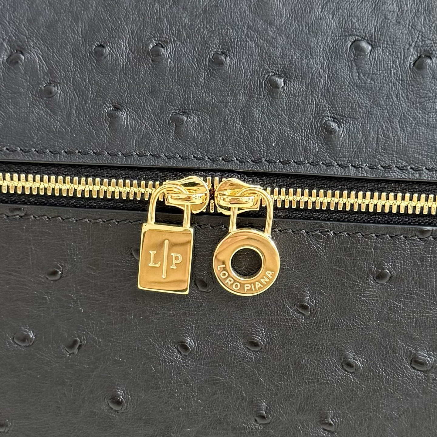 L**o p*ana extra pocket l27 ostrich-grained leather 16x27x10cm