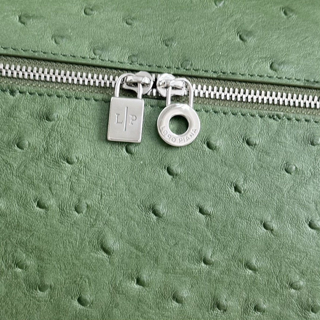 L**o p*ana extra pocket l27 ostrich-grained leather 16x27x10cm